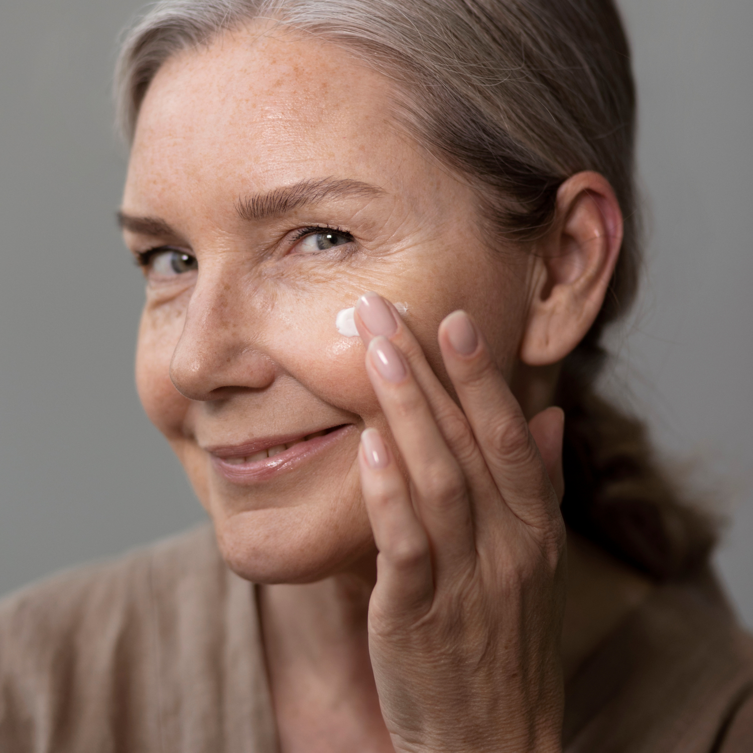 Altersflecken im Gesicht - Ursachen, Schutz und Vorsorge