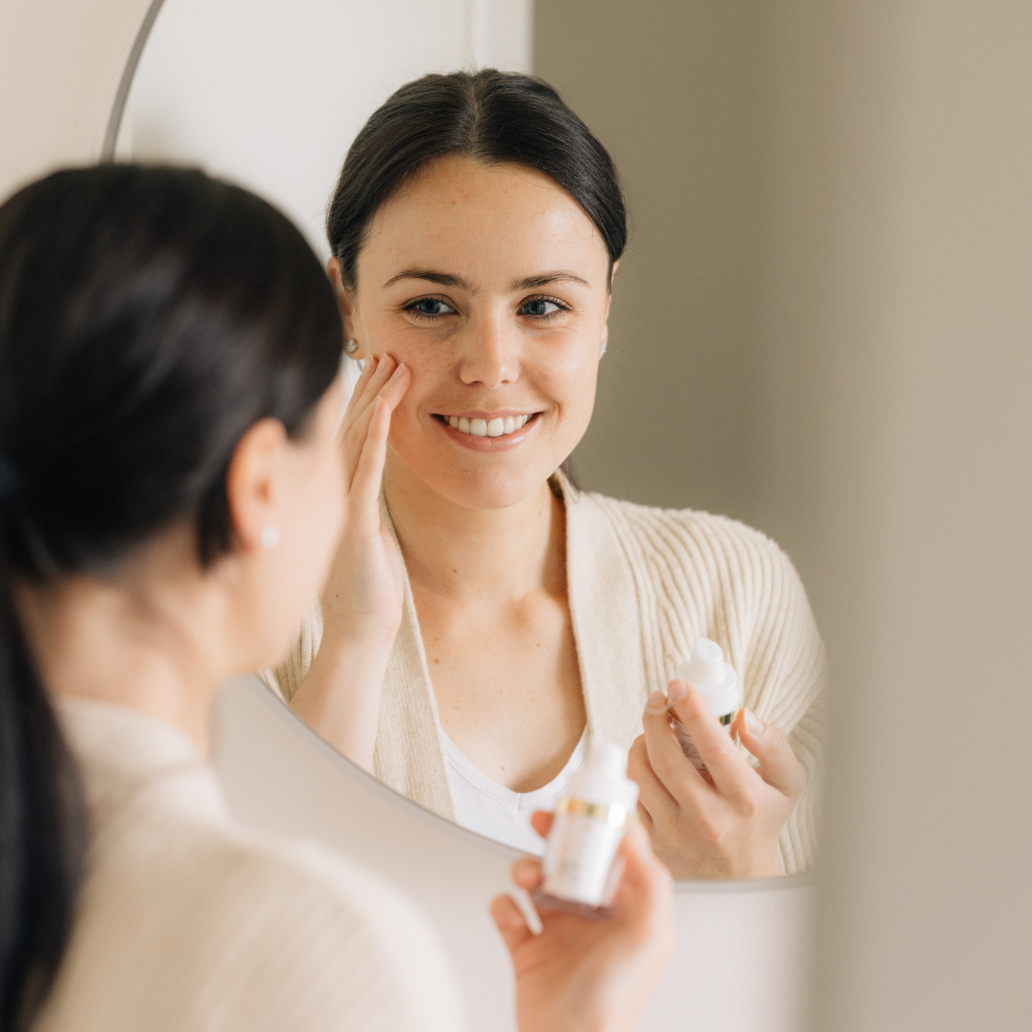 Ab wann bekommt man Falten? Reife Haut erkennen & richtig pflegen