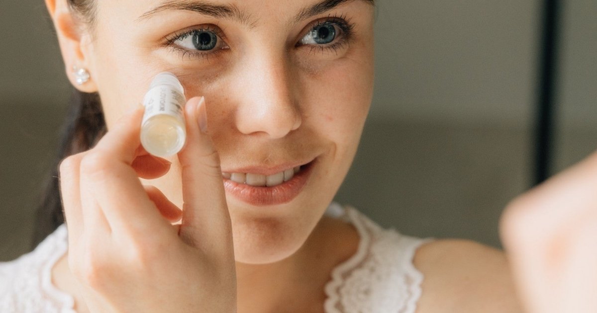 Falten unter den Augen: Ursachen und was wirklich hilft